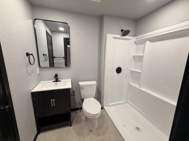 Building Photo - Move in Special, $500 off first full month of rent!