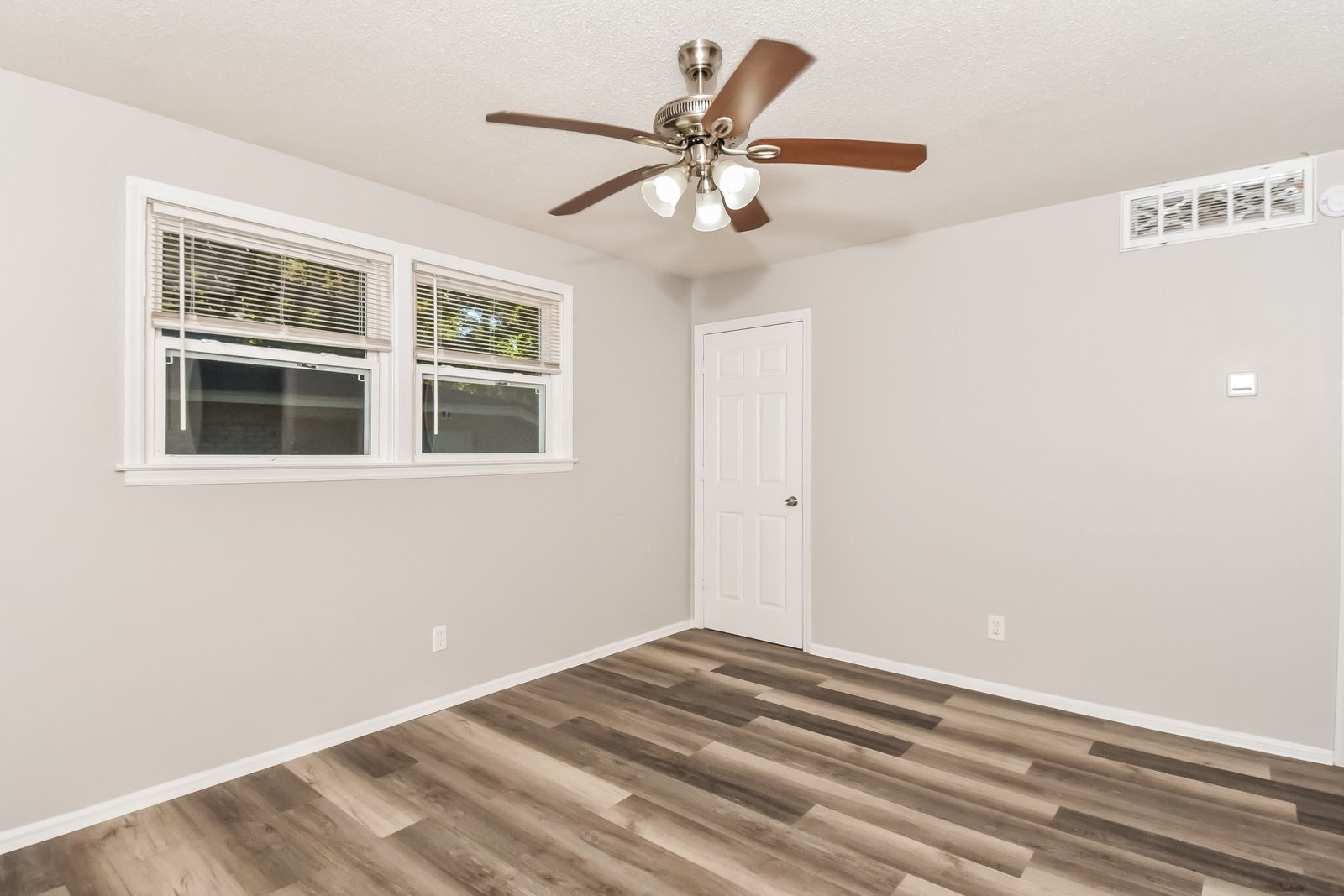 Building Photo - 4232 Shorecrest Dr