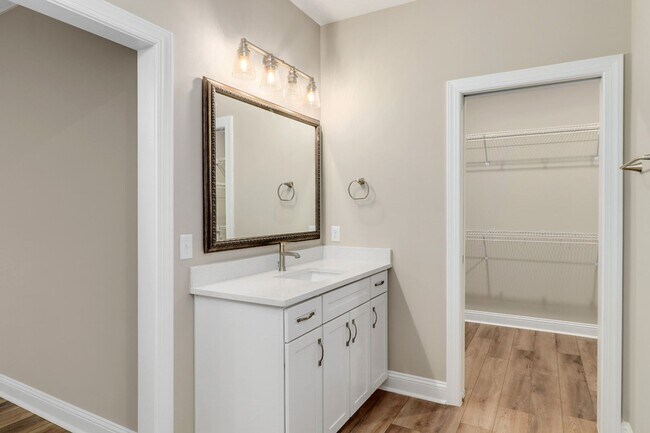 Building Photo - 204 Pineland Dr