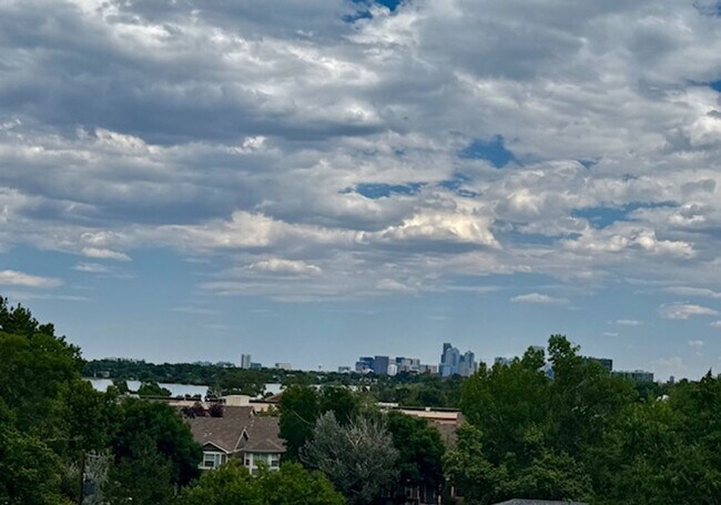 Building Photo - Modern 3 bed, 3.5 bath Townhome Blocks fro...
