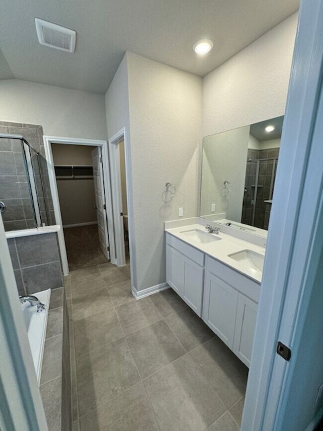 Building Photo - Bedroom Home with Quartz Counters, Appliances & Covered Patio in New Braunfels
