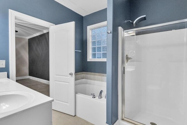 Building Photo - Great location between Wilmington and Jack...