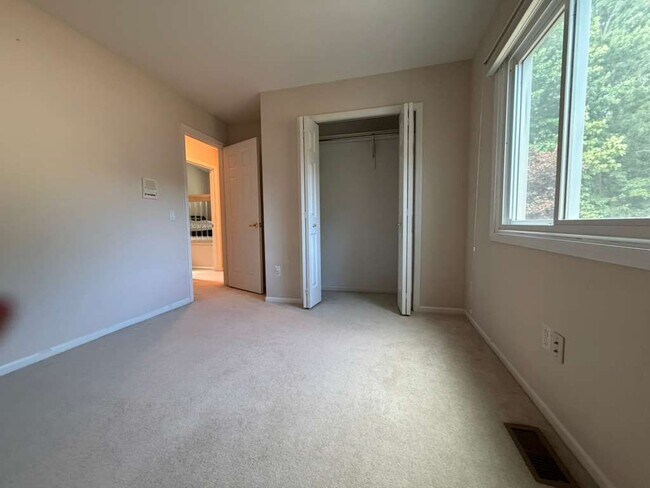 Building Photo - 1154 Bluebird Dr