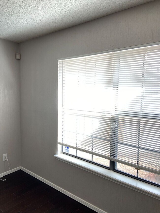 Building Photo - Home For Rent