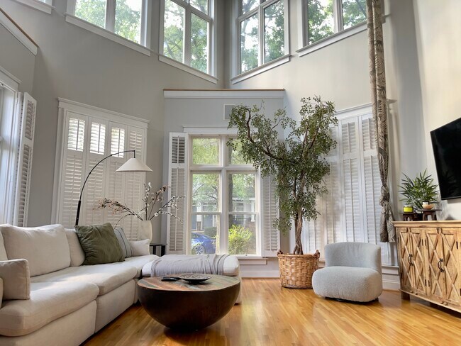 Building Photo - 946 Garden District Dr