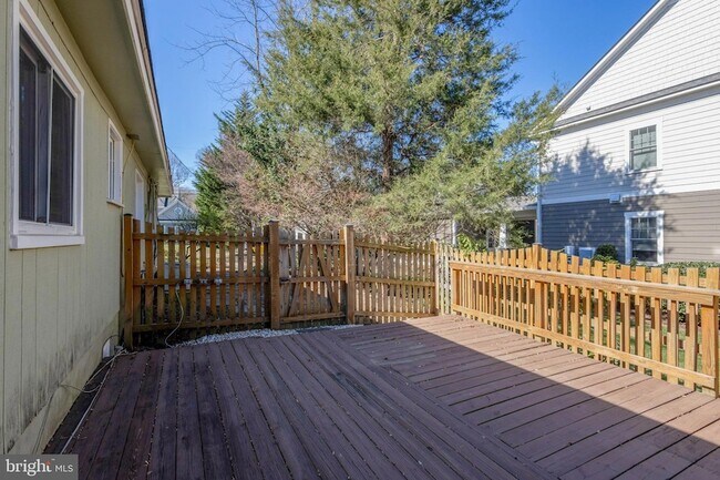 Building Photo - 2031 Hillside Dr