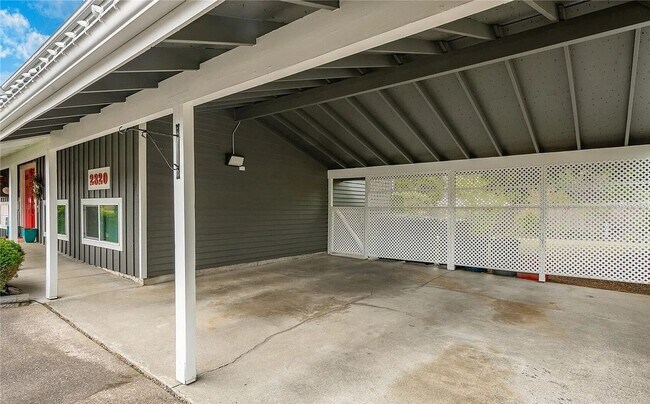 Building Photo - Beautiful Home with 4 Bedrooms and 2 Bathrooms Available in September!