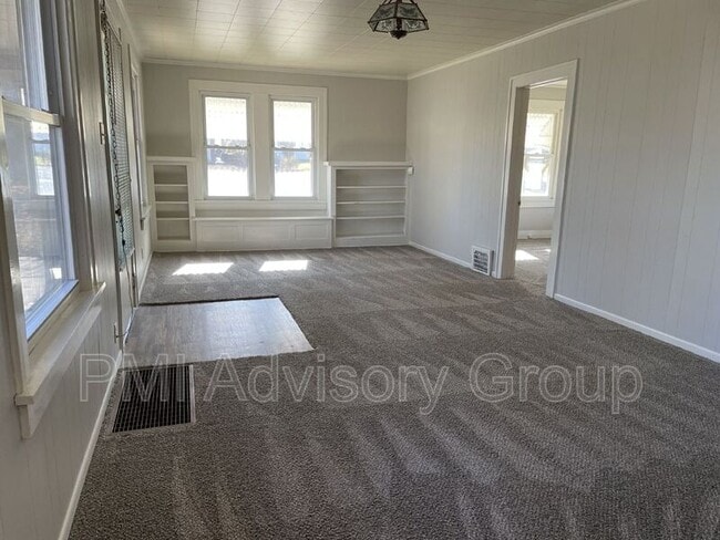 Building Photo - 721 SW Park Ln