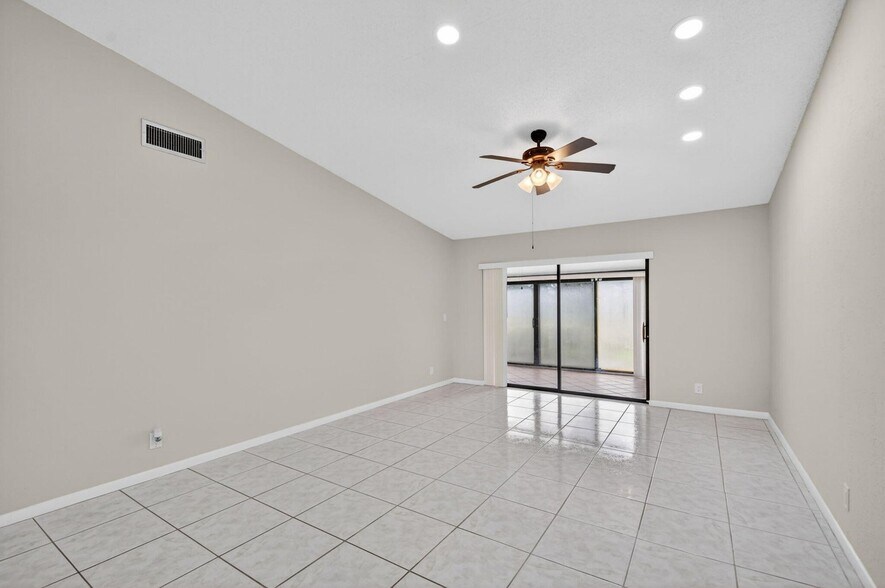 Building Photo - 704 Sunny Pine Way