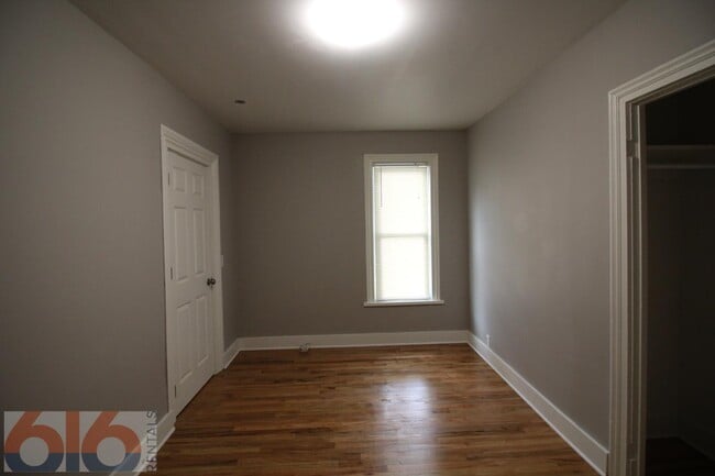 Building Photo - 116 Gold Ave SW