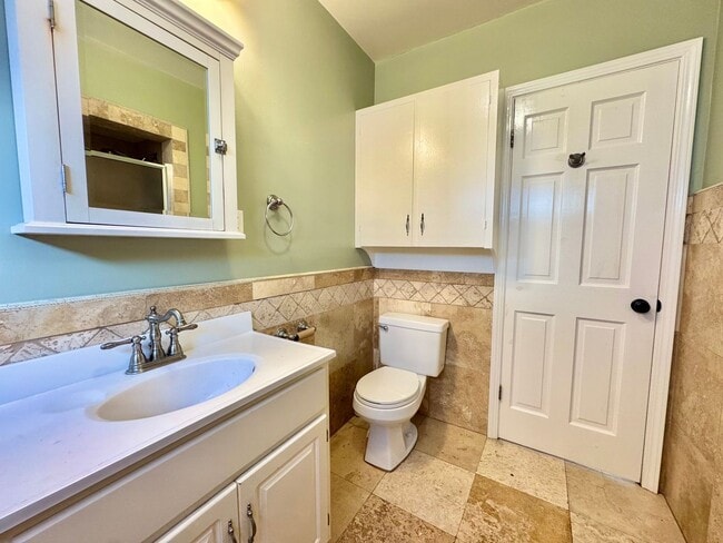 Building Photo - Naples Island Gem!