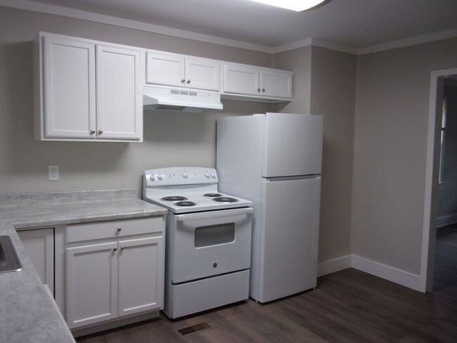 Building Photo - Renovated 2 Bedroom 1 1/2 Bath Townhome - ...