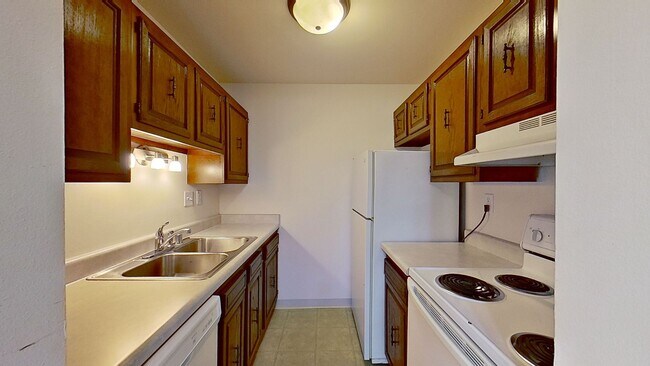 Building Photo - Upper 2 Bedroom 1.5 Bathroom Apartment Available