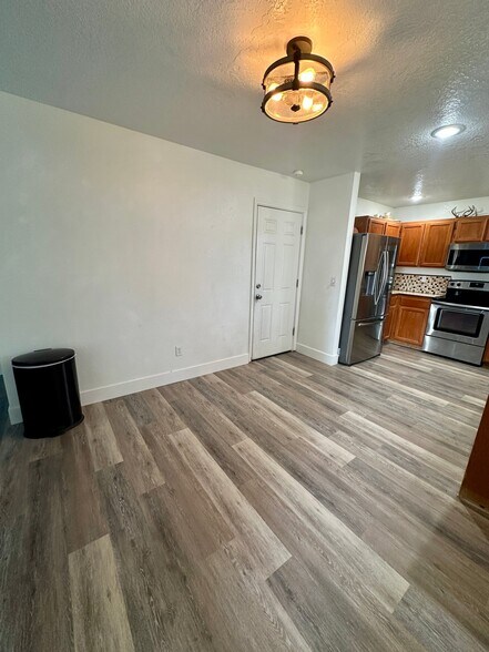 Building Photo - 1717 W Topanga Dr