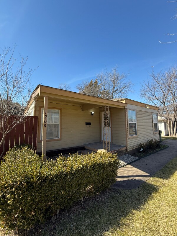 Building Photo - 1209 Shady Ln