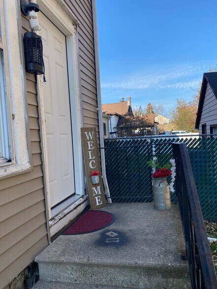 Entrance 2 - 552 N Division St