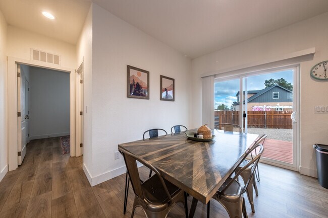 Building Photo - 523 W Vance Dr