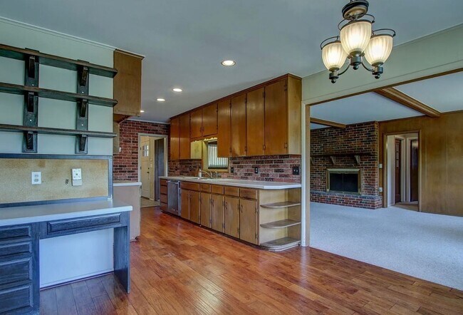 Building Photo - Great Location in Patrick Henry/Edison School District!