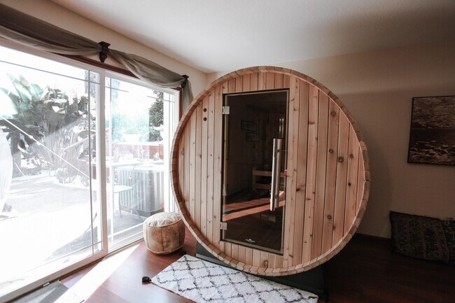 Building Photo - 1632 Siskiyou Dr