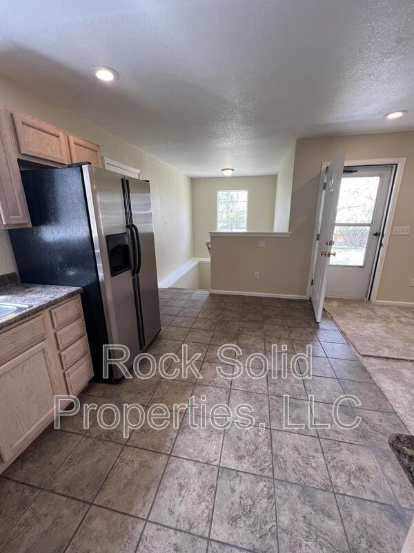 Building Photo - 405 E 5th St