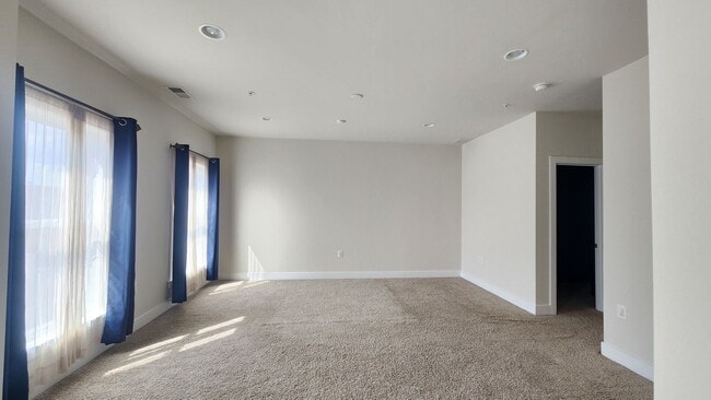 Building Photo - 3 BR Plus Den and Garage in Potomac Yard!