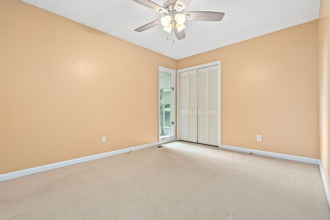 Building Photo - 4Bed/2Bath Available!