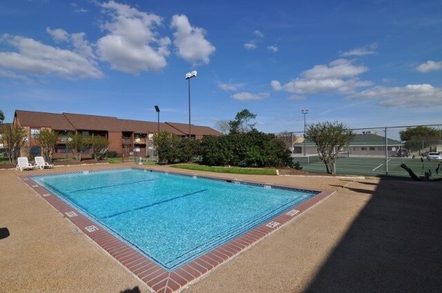 Building Photo - 904 University Oaks Blvd