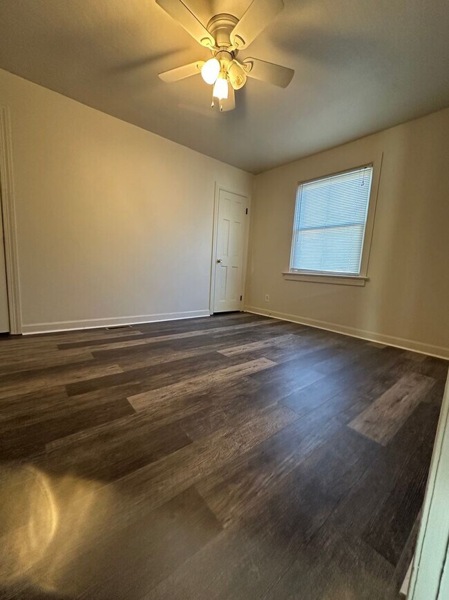 Building Photo - 1352 Little Bay Ave