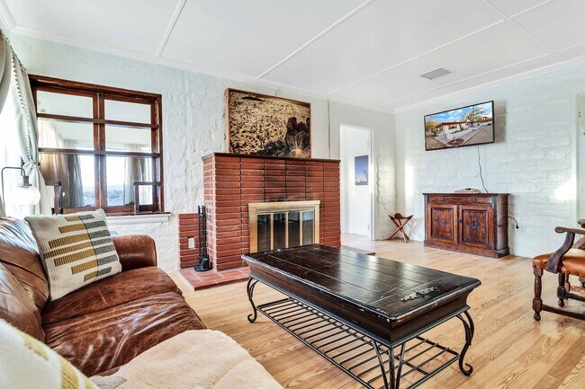 Building Photo - 2 Bedroom 1 Bath - Furnished Hilltop Home ...