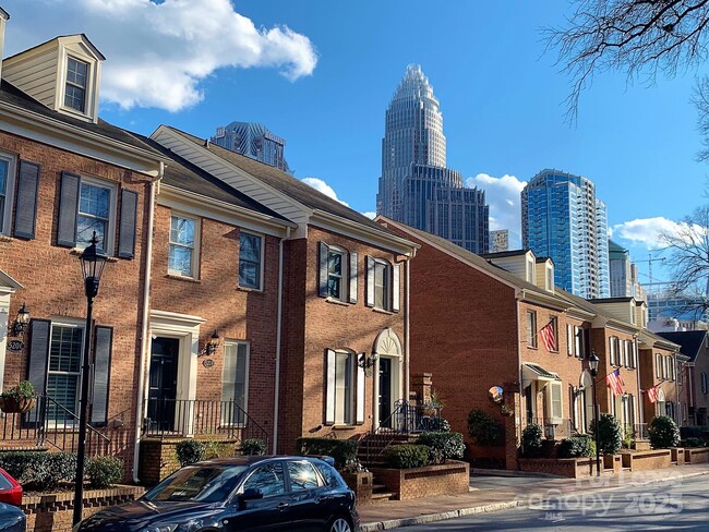 Building Photo - 611 N Pine St