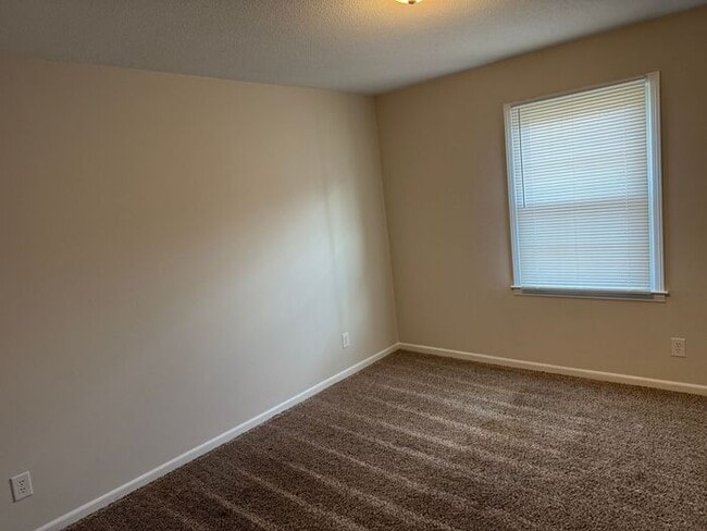 Building Photo - Convenient location in Concord near the hospital