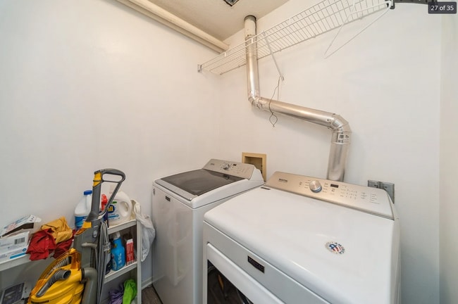 Building Photo - Desirable Clive Home with Easy Metro Access