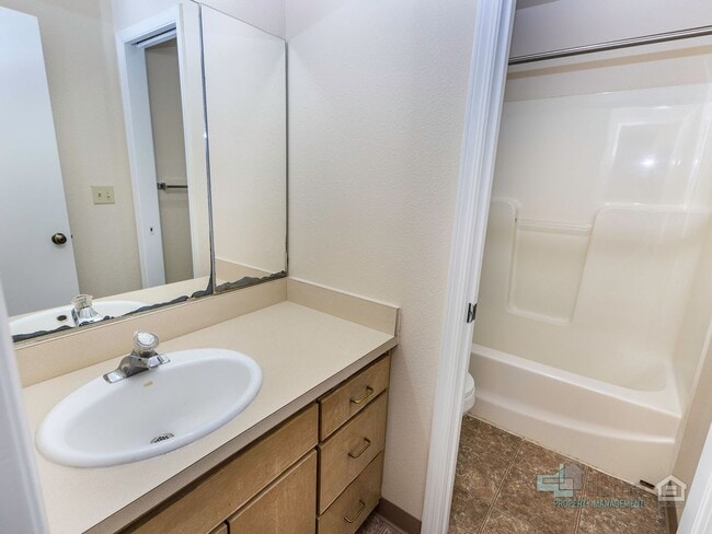 Building Photo - 3493-3493 Hawthorne Ave NE