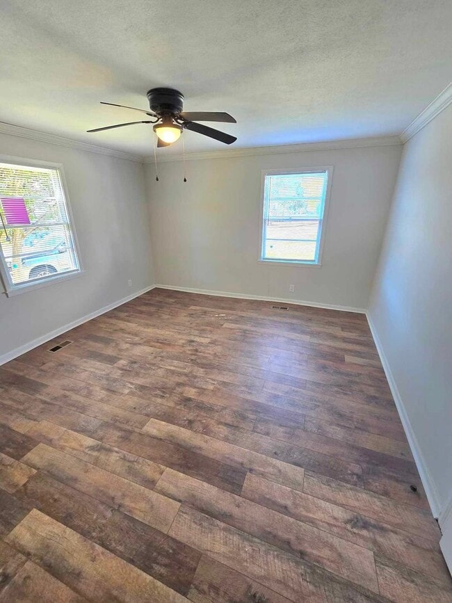 Building Photo - 5 bed and 3 bath (4 bed/2bath house) & (1 bed/1 bath home)