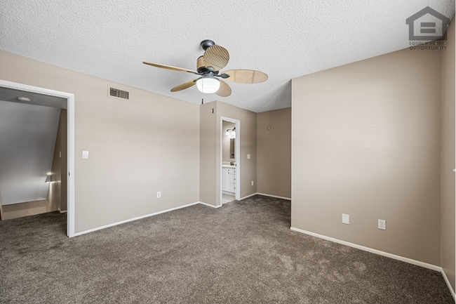 Building Photo - 2Bed/1.5Bath Townhome at 15th Ave/Camelback! Ready for Immediate Move-In!