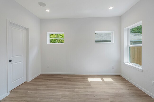 Building Photo - 5105 Mallow St
