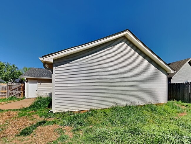 Building Photo - 2721 Painted Pony Dr