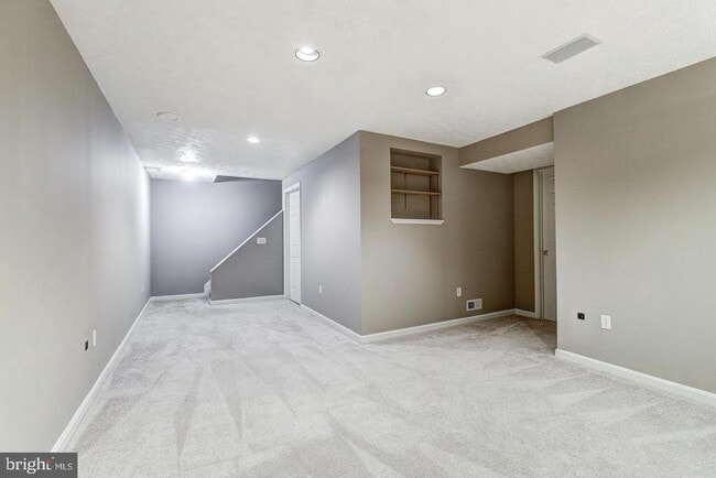 Building Photo - 6263 Woodcrest Dr