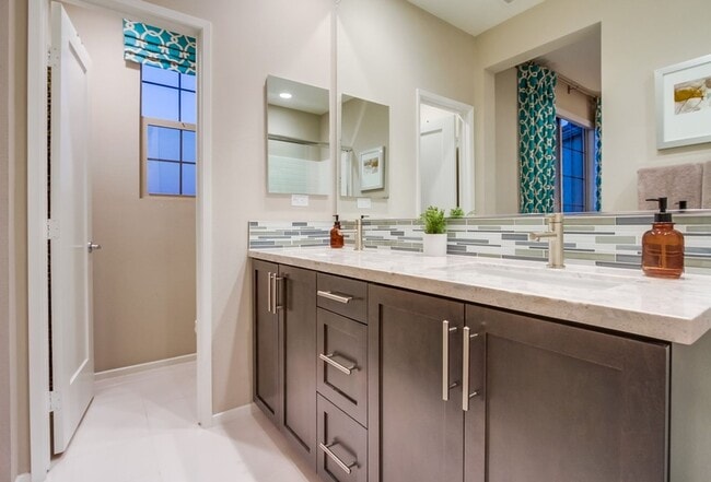 Building Photo - Stunning 3-bed, 3-bath townhome with bonus...