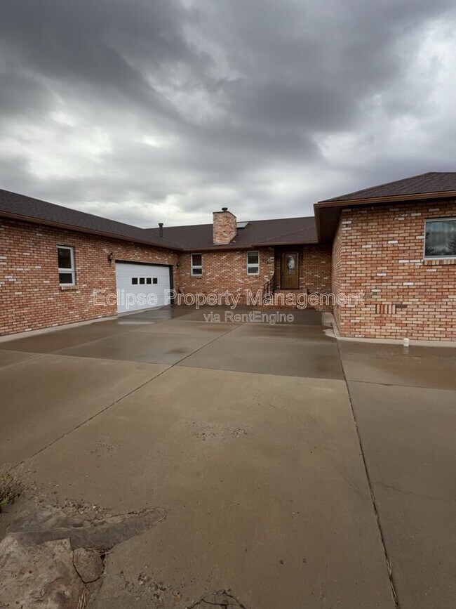 Building Photo - 2737 Sierra Vista Dr