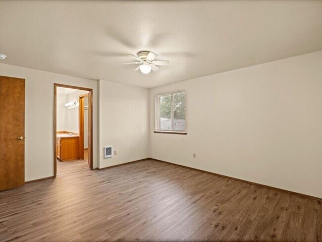 Building Photo - 400 S Morain St