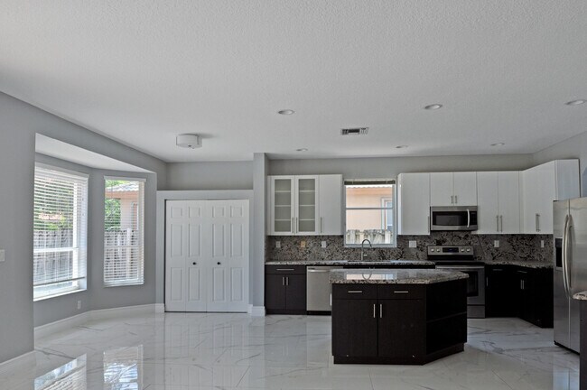 Building Photo - 12522 NW 18th Manor