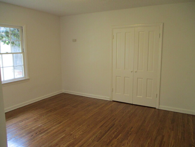 Building Photo - 1002 Tiverton Ave