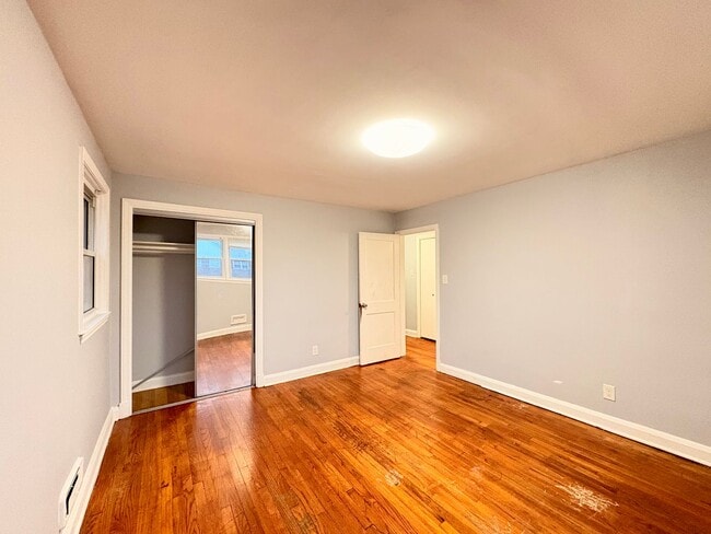 Building Photo - Spacious Townhome with Updated Kitchen & P...