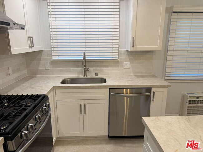 Building Photo - 4125 W Toluca Lake Ave