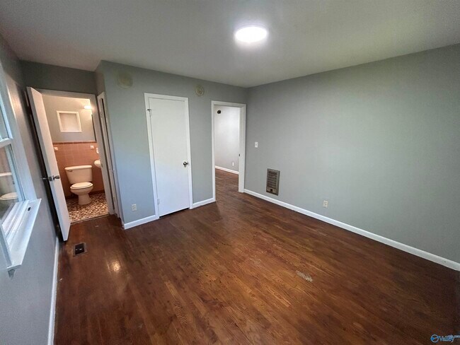 Building Photo - 4103 Lakeview Dr NW