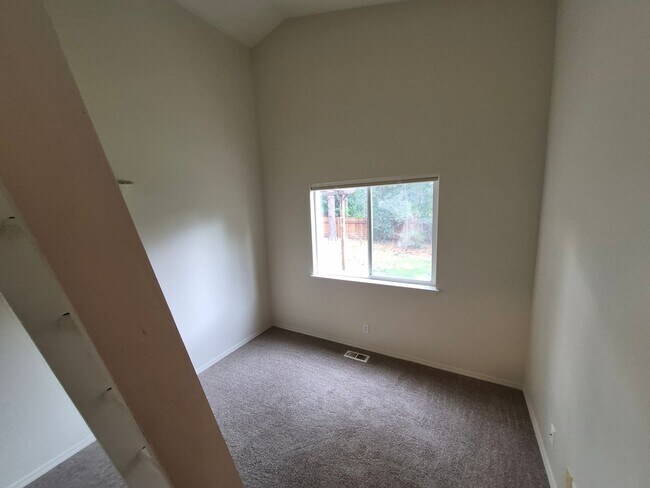 Building Photo - 3BR/2BA NE Bend Home