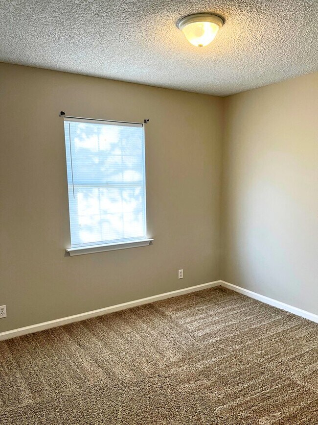 Building Photo - 4/2 with fenced in yard!