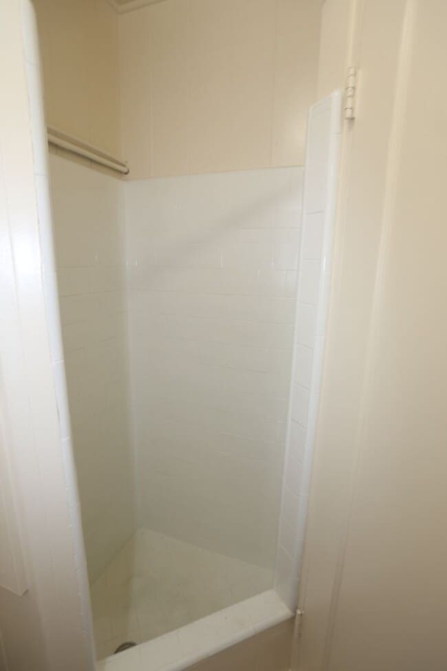 Building Photo - McCully - 1 Bdrm/1 Bath/1 Prkg - $1,300