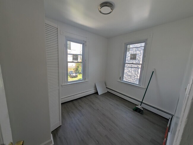 Building Photo - 347 N Ocean Ave